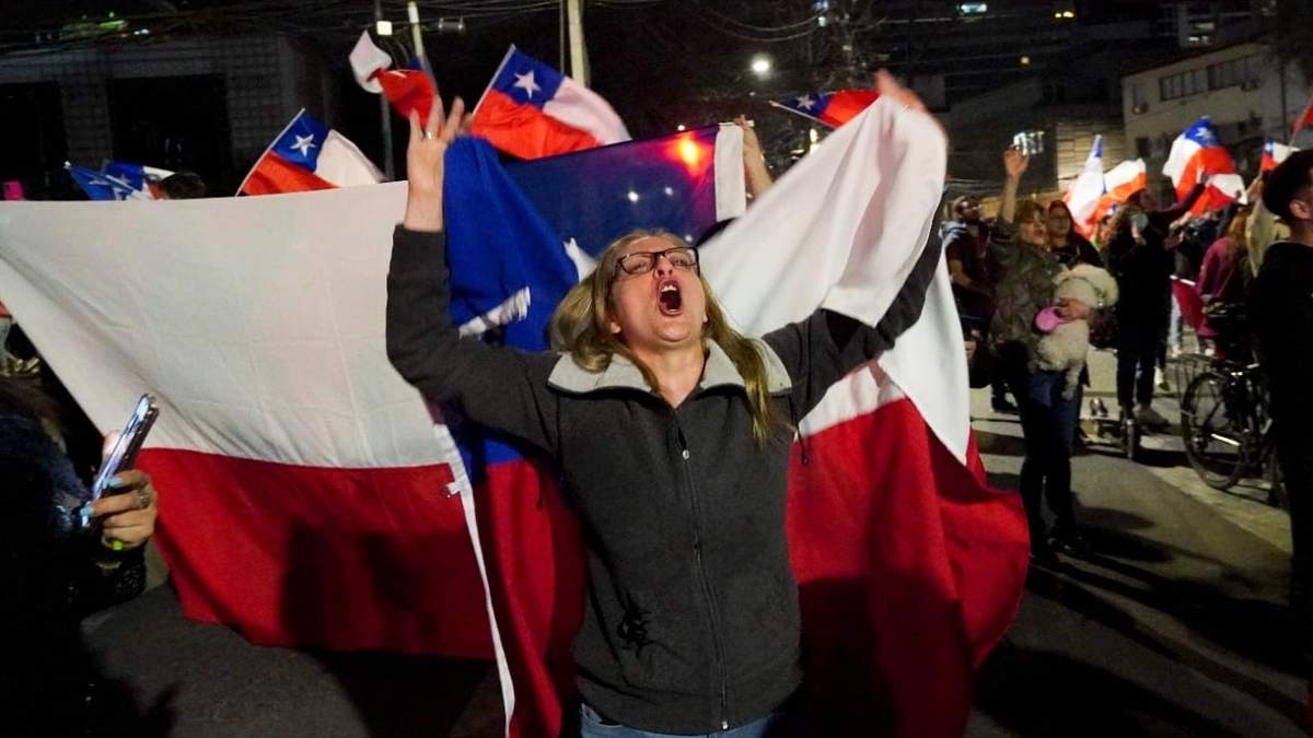 Una opositora de la nueva constitución celebra el resultado del plebiscito del domingo