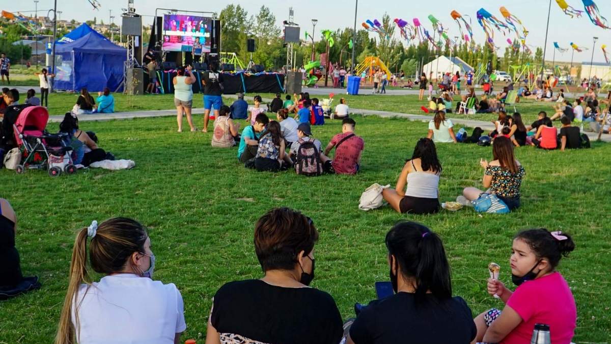 Vecinas durante la primera edición del "Verano Cultural" de Zapala. Fuente: (Twitter)