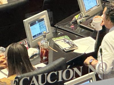 Diputado morenista abre una botella de vodka en la Permanente; dice que era una "infusión" (Video)