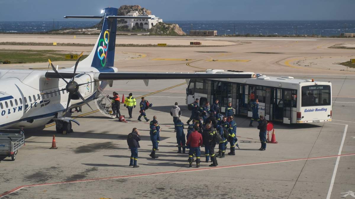 Trabajadores de rescate en el aeropuerto de la isla griega de Santorini, afectada por sismos, el miércoles 5 de febrero de 2025
