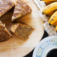 Torta de banana y cereza sin horno, sin gluten y lista en 5 minutos: no te la podés perder