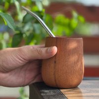 Con un mate de madera que ya no usás y una tablita del asado, creá el portatortas más lindo y glam para tu mesa