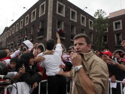 Premios a quienes custodiaron a Peña como candidato