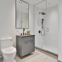 Con una cosa que tenés en tu cocina: el trucazo para limpiar la mugre debajo de la puerta corrediza de la ducha