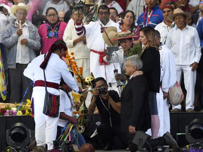 Destituyen a líder maya por asistir a la entrega del 'bastón de mando” a AMLO
