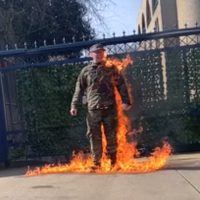 Soldado de EU se prende fuego frente a la embajada de Israel: "no seré complice del genocidio"