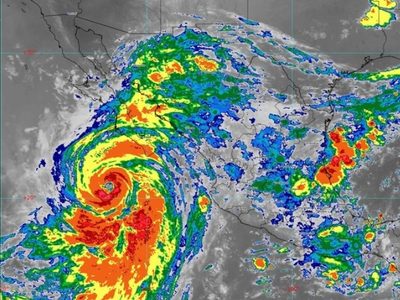 El huracán "Kay" sube a categoría 2 y provocará lluvias intensas en Baja California Sur