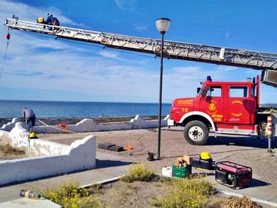 ¡Peligro, acantilados!: La acción que realizan en Las Grutas para evitar derrumbes