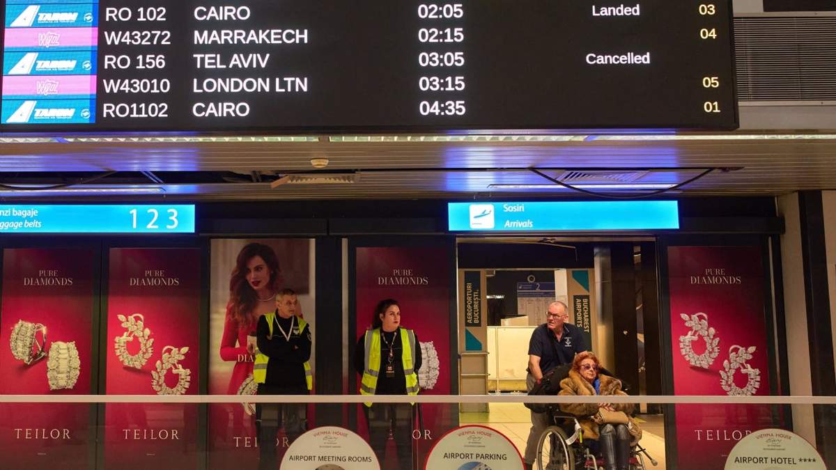 Una pantalla que muestra vuelos cancelados en el Aeropuerto Internacional Henri Coanda en Otopeni, Rumania, el 3 de marzo del 2026