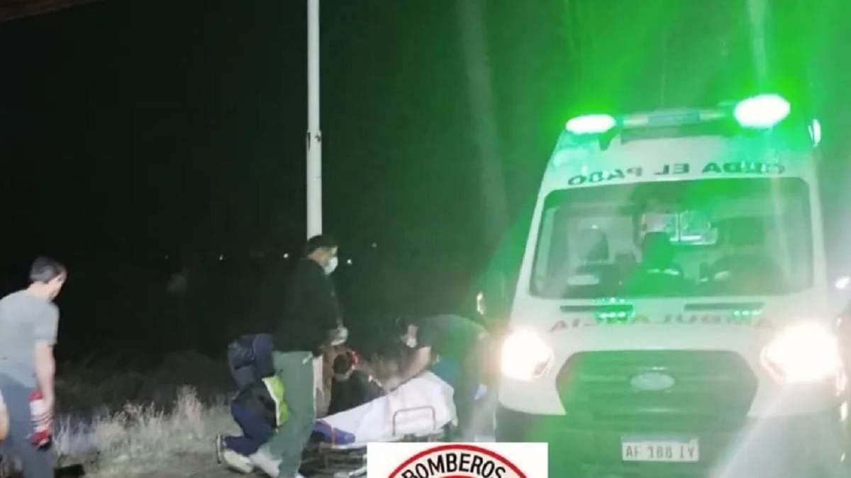 El conductor fue llevado de urgencia al hospital Castro Rendón por un fuerte traumatismo de cráneo. Fuente (Bomberos Voluntarios de Plottier)
