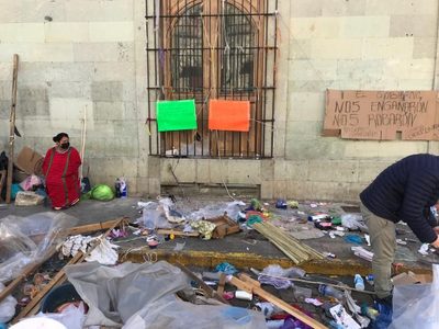 Desalojan a triquis que tenían plantón y locales desde hace 12 años en zócalo de Oaxaca