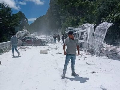 Tráiler sin frenos choca contra siete autos y vuelca en San Cristóbal; hay nueve heridos (Videos)