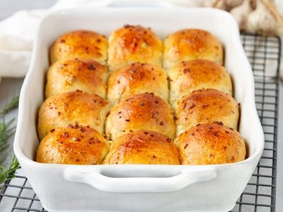 Pancitos de romero rellenos de queso: mirá esta opción exquisita para merendar algo fresco y casero