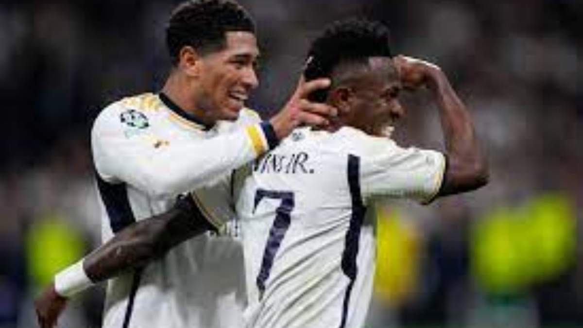 Vinicius Junior (derecha) del Real Madrid festeja con su compañero Jude Bellingham su gol contra Leipzig en octavos de final de la Liga de Campeones en el estadio Santiago Bernabéu