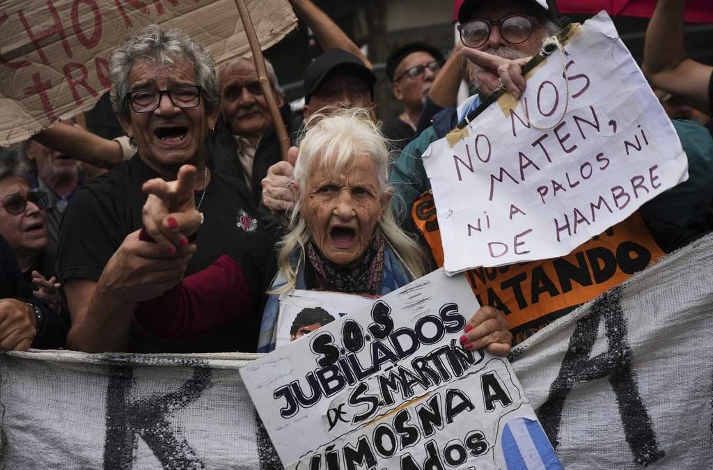 Jubilados y sus partidarios protestan contra las medidas de austeridad del presidente Javier Milei, en lo que se ha convertido en una manifestación semanal. 9 de abril de 2025, Buenos Aires, Argentina