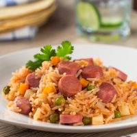Arroz con salchichas: sin gastar fortuna en el supermercado, prepará esta versión rica y bien jugosa