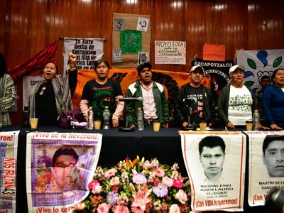 AMLO incumplió y “protege mucho a sus militares”: padres de los 43 de Ayotzinapa en la UNAM
