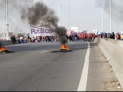 Cortinas de humo, corte y acampe: caos en el Puente La Noria