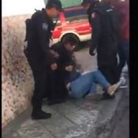 Policías de San Juan del Río detienen a joven... a patadas y puñetazos (Video)