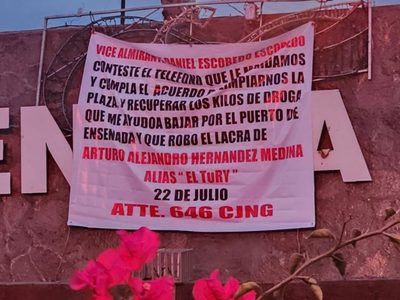 Colocan tres narcomantas con mensaje al comandante naval en Ensenada