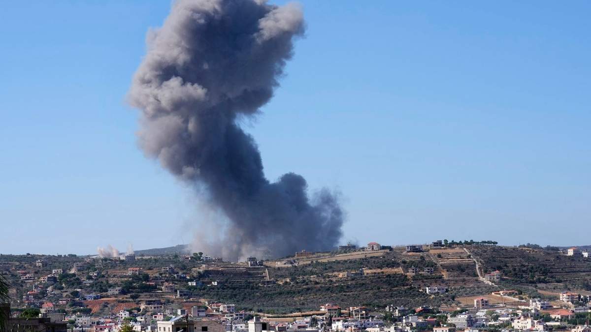 Columna de humo por un ataque aéreo israelí en Líbano