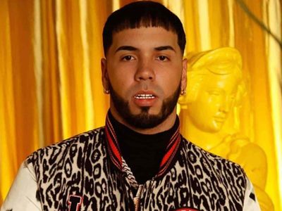 ¡Buenas compañías! Anuel tiene motivos de sobra para ostentar con su nuevo álbum y lo hace así