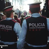 Mujer hace la señal de socorro internacional contra violencia machista y detienen a su agresor