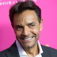 Eugenio Derbez ejemplificó la nueva forma de dar besos con un importante colega