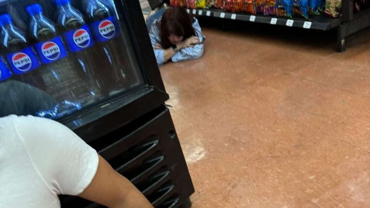 Un hombre y una mujer se tiraron al piso al escuchar el disparo