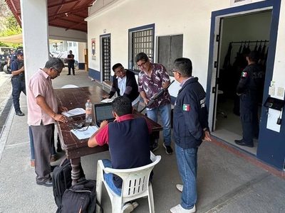 Catean y desarman a policía municipal de Huatulco por el asesinado de cinco personas de Tlaxcala