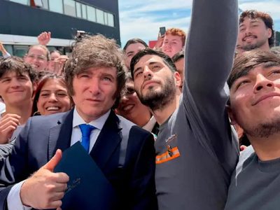 Entre apoyo y protestas: Javier Milei relanzó su campaña con Santilli y un fuerte operativo de seguridad