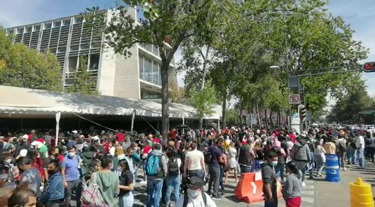 Largas filas para obtener la vacuna contra el covid-19 en la Biblioteca Vasconcelos