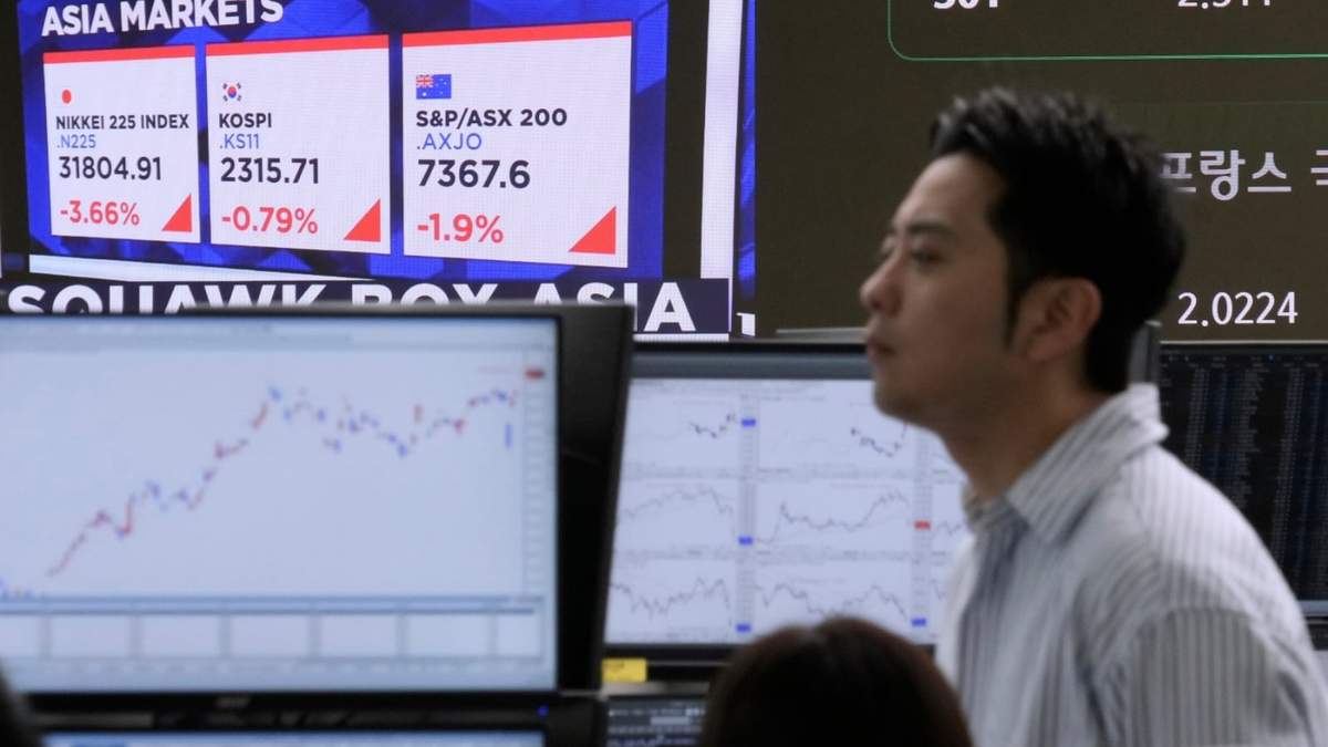 Los índices bursátiles de Japón, Corea del Sur y Australia, vistos en una pantalla mientras un operador de divisas trabaja en la sede del KEB Hana Bank, en Seúl, Corea del Sur, el 9 de abril de 2025
