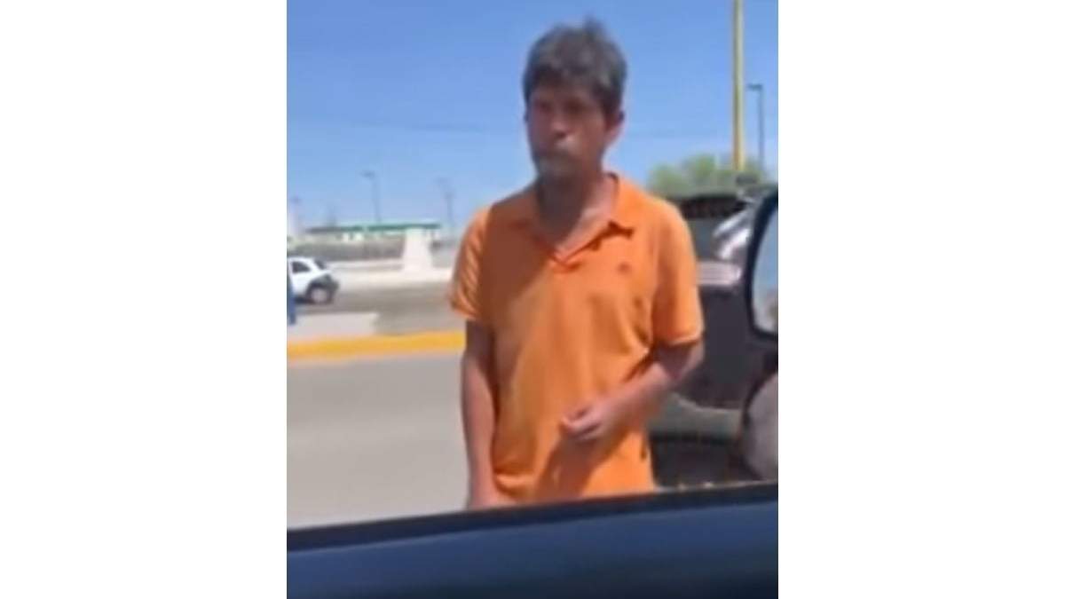 Señor pidiendo limosna en la calle