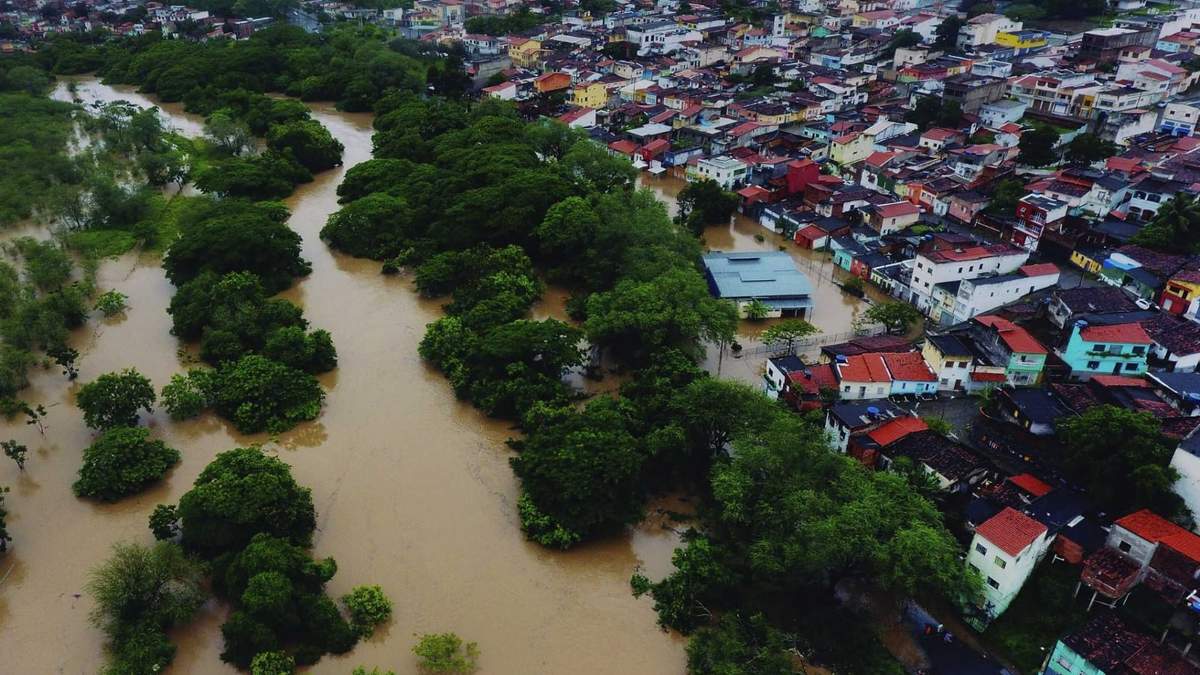 Vista aérea de la ciudad de las inundaciones en Itapetinga, en el sur de Bahía, Brasil. Fuente: (Twitter)