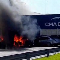 Dos camiones chocaron y aplastaron a un auto en Campana: hay 5 muertos