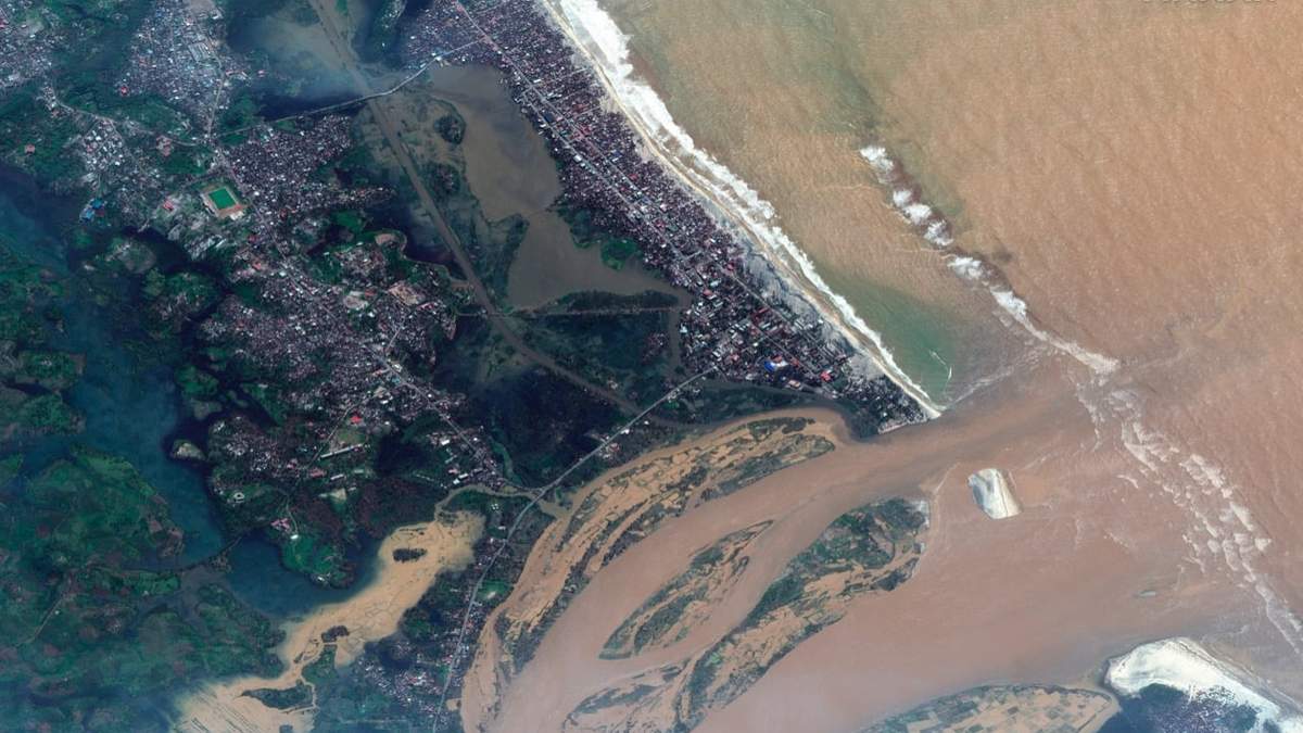 Esta imagen satelital muestra una descripción general de Mananjary, Madagascar, después del ciclón Batsirai