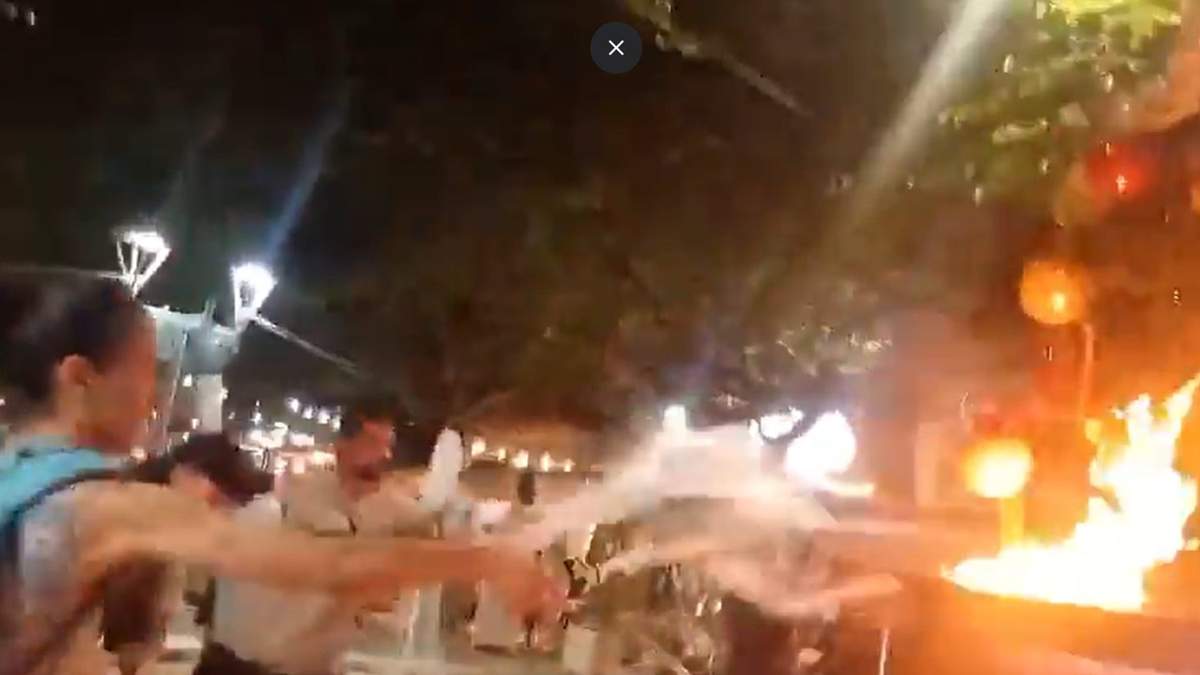Se incendió el árbol de Navidad durante una protesta antiminera