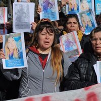 Abrazo simbólico en el CPEM 76 por la desaparición de Luciana Muñoz