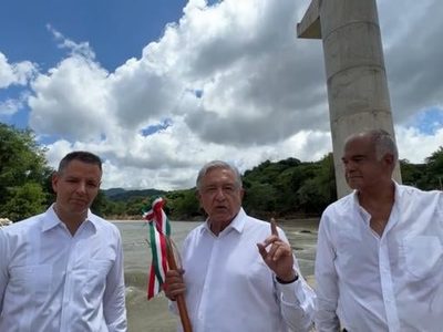AMLO supervisa obras en la autopista Oaxaca-Costa; tienen un avance de 83.85%