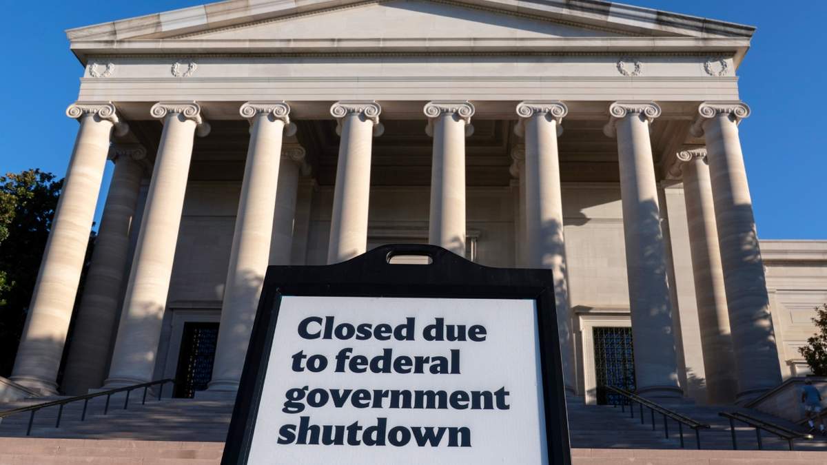 Un letrero que dice "Cerrado debido al cierre del gobierno federal" se ve afuera de la Galería Nacional de Arte en Washington, 6 de octubre de 2025