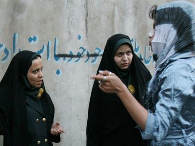 Adolescentes iraníes se quitan el velo y abuchean un discurso