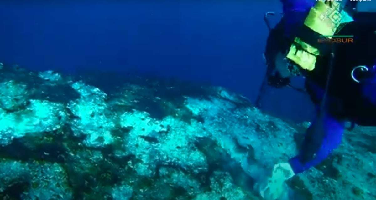 Una investigadora nada en el borde del agujero azul