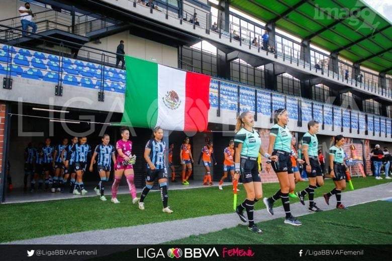 Jugadoras del partido Gallos Blancos de Querétaro contra Puebla FC