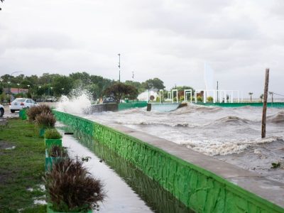 Municipios permanecen en alerta tras fuerte crecida del Río de la Plata
