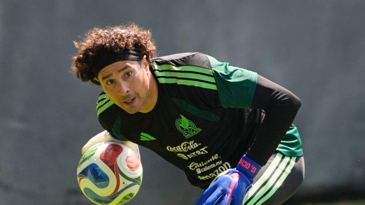 El arquero mexicano Guillermo Ochoa