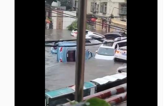 Graves inundaciones y vehículos sumergidos a causa del tifón Doksuri en Shandong, China