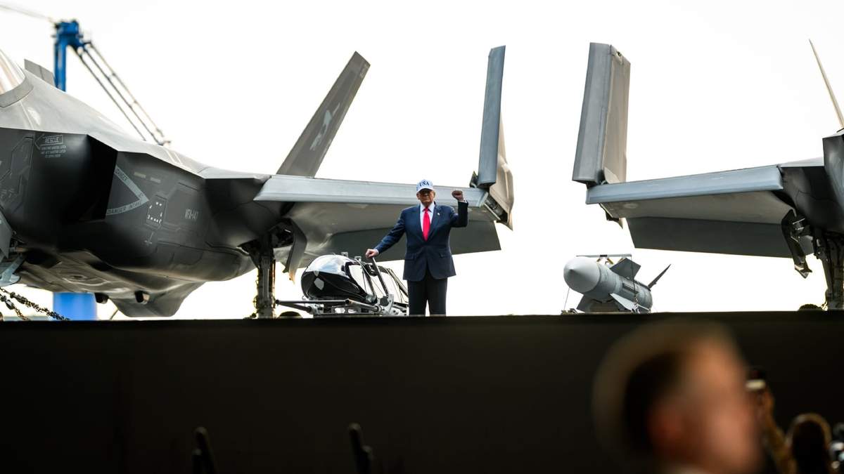 El presidente Donald J. Trump se reunió con tropas estadunidenses en Yokosuka, Japón