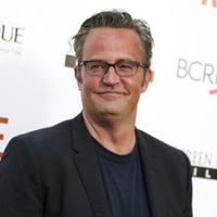 Muerte de Matthew Perry de “Friends” lleva a cargos contra médicos, su asistente y narcotraficante