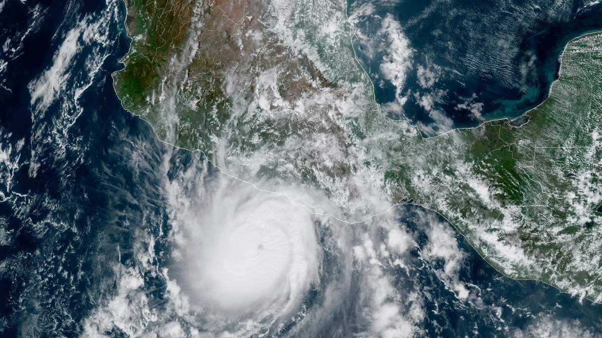 Imagen satelital proporcionada por la NOAA que muestra el huracán Otis acercándose a la costa del Pacífico, cerca de Acapulco